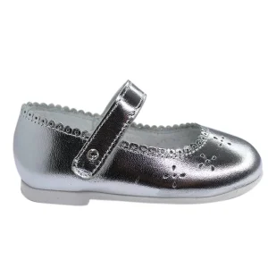 zapato color plata con flores