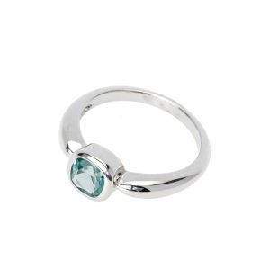 Anillo con piedra verde cuadrada