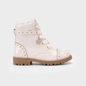 Botín biker charol crudo con detalles de estrellas