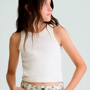 Camiseta manga corta color hueso, con remaches en hombro