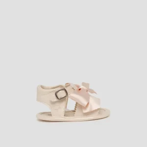 sandalias color crema nacarada, moño de liston.