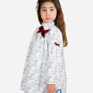 Vestido blanco textura caballitos moño terciopelo color vino