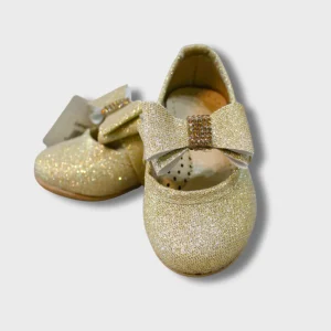 zapato color oro con moño al frente