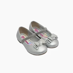 zapato estilo balerina con liston y mono color plata