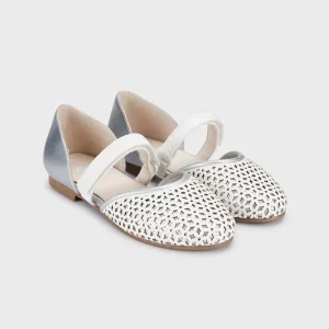 Zapato flores perforadas, fondo plata