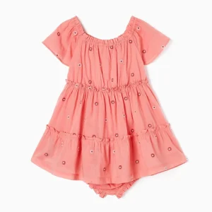 vestido rosa carmín, dos olanes y flores bordadas