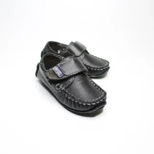 Mocasin negro con cierre de velcro