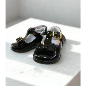 zapato charol color negro con hebilla oro y moño