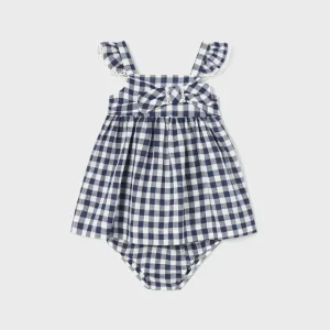 vestido a cuadros azul marino, con peto y moño