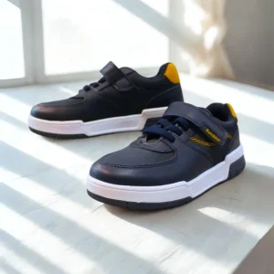 Tenis color azul con suela de goma y agujetas azules